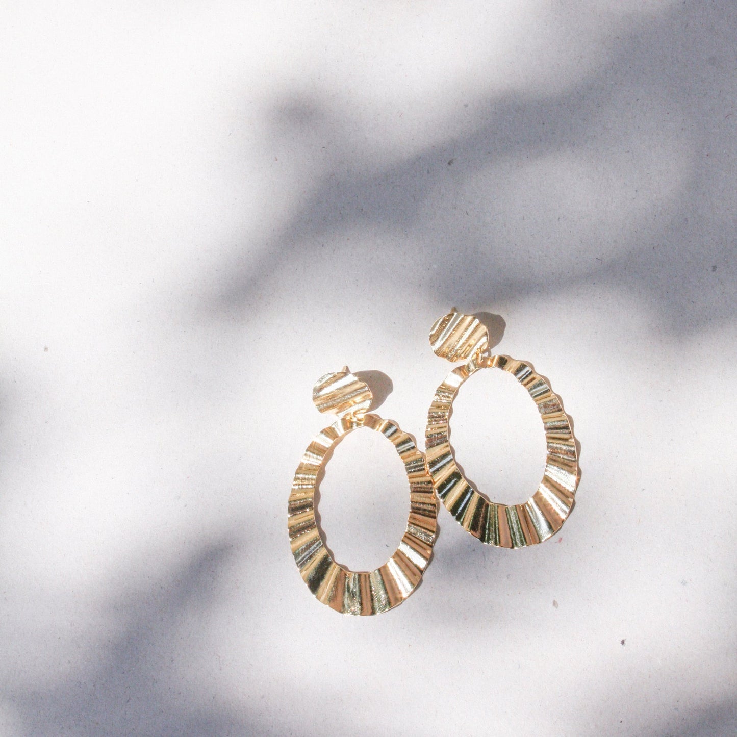 Janet Wavy Oval Earrings